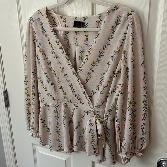 SOLD 💚 OLM Light Pink Floral Wrap Flattering Peplum Top L - Picture 6 of 11